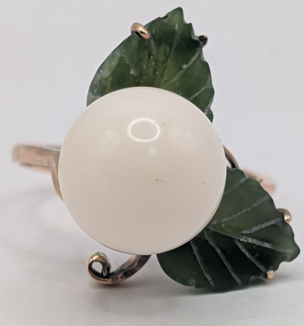 18K Gold Coral & Jade Leaf Ring: 18K yellow gold ring with coral and jade leaves. Ring is size 6.5 and weighs 4.1 grams.