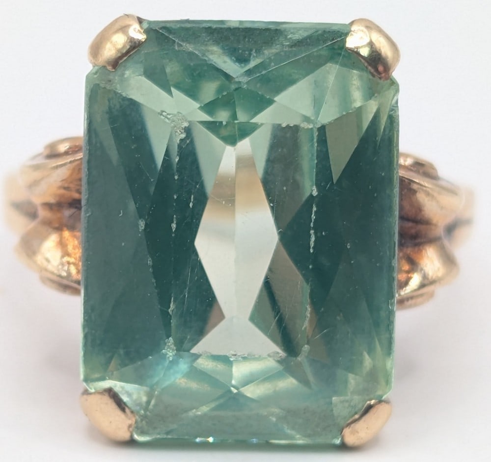 10K Gold 1940's Uranium Glass Stone Ring: 1940's 10K Gold ring with large uranium glass stone. Ring is size 6 and weighs 7.1 grams.