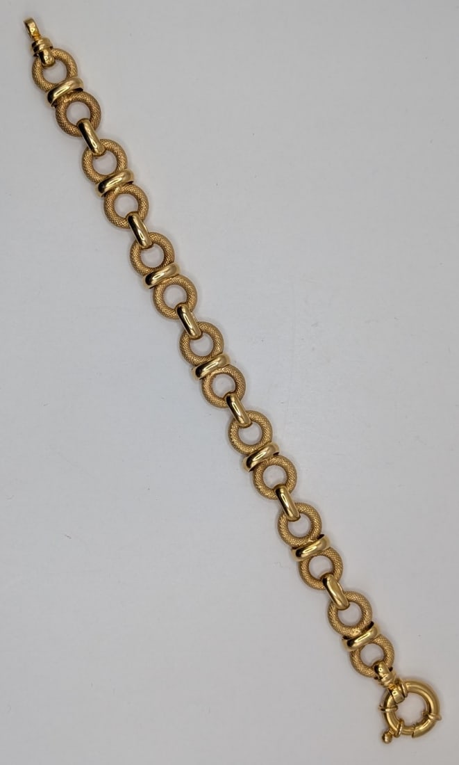 14K Gold Italian Circle Link Bracelet: Nice vintage Italian 14K Gold bracelet with circle links. Bracelet measures 7.5" and weighs 15.2 grams.