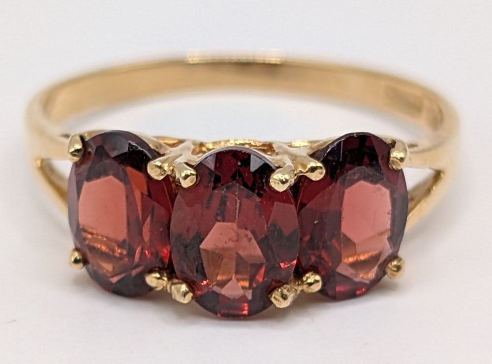 10K Gold 3-Stone Garnet Ring: 10k yellow gold ring with 3 oval cut garnets. Ring is size 6.5 and weighs 1.9 grams.