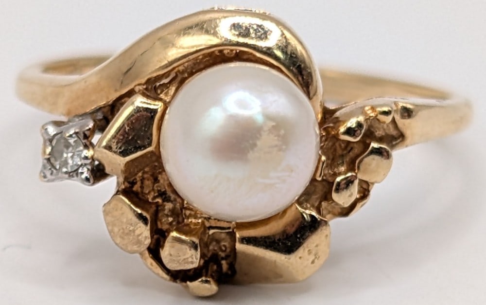 10K Gold Pearl & Diamond Swirl Ring: 10K Gold swirl ring with pearl and diamond. Ring is size 5 and weighs 2.5 grams.