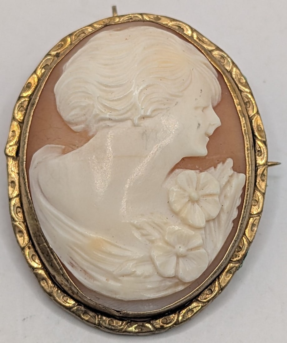 Victorian 14K Gold Cameo Pendant/Brooch: 14K yellow gold carved shell cameo brooch/pendant. Measures 1.5" and weighs 7.6 grams.
