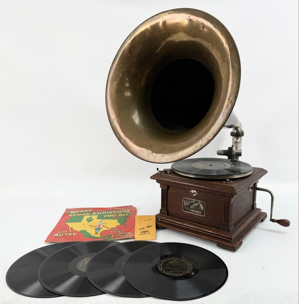 Victor II Rear Mount Humpback Model Phonograph (1 of 9)