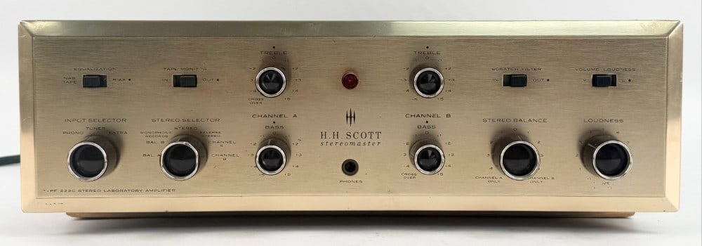 H.H. Scott Type 222C 2-Channel Tube Stereomaster Amplifier: H.H. Scott Type 222C 2-Channel Tube Stereomaster Amplifier. 20 Watts x 2 Channels. Manufactured in the early 1960's. The unit powers-up and shows some average use wear. Measures approximately 4-3/4" t