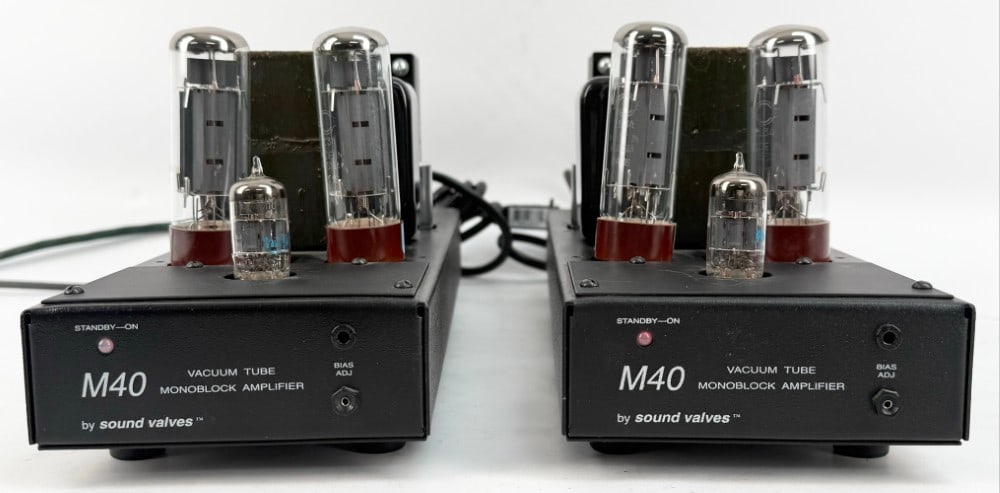 Pair Of Sound Valves Model M40 Monoblock Tube Amplifiers: Pair Of Sound Valves Model M40 Monoblock Tube Amplifiers. Vacuum tube amplifiers offering 40 watts each. Produced around 1994. The units powers on and shows little use wear. Measures approximately 6-1
