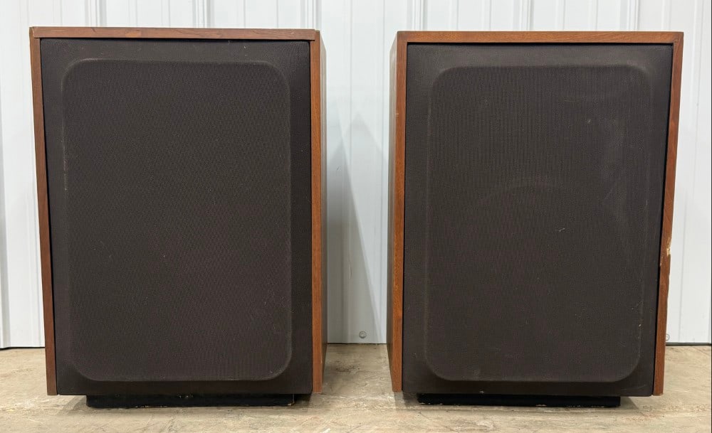 Pair Of Vintage JBL L65 Jubal 3-Way Floor-Standing Loudspeakers: Pair Of Vintage JBL L65 Jubal 3-Way Floor-Standing Loudspeakers. Power handling 75 watts continuous, 150+ watts peak. The speakers feature a 12" woofer, 5" LE5-5 midrange, and a 077 "Crystal Slot" twe