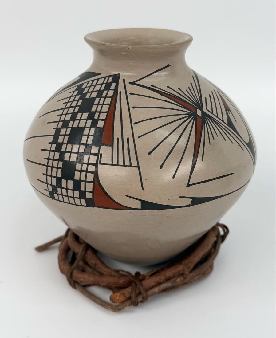 Mata Ortiz Pottery Martha M. de Quezada Grey Polychrome Kiva Pot (1 of 4)