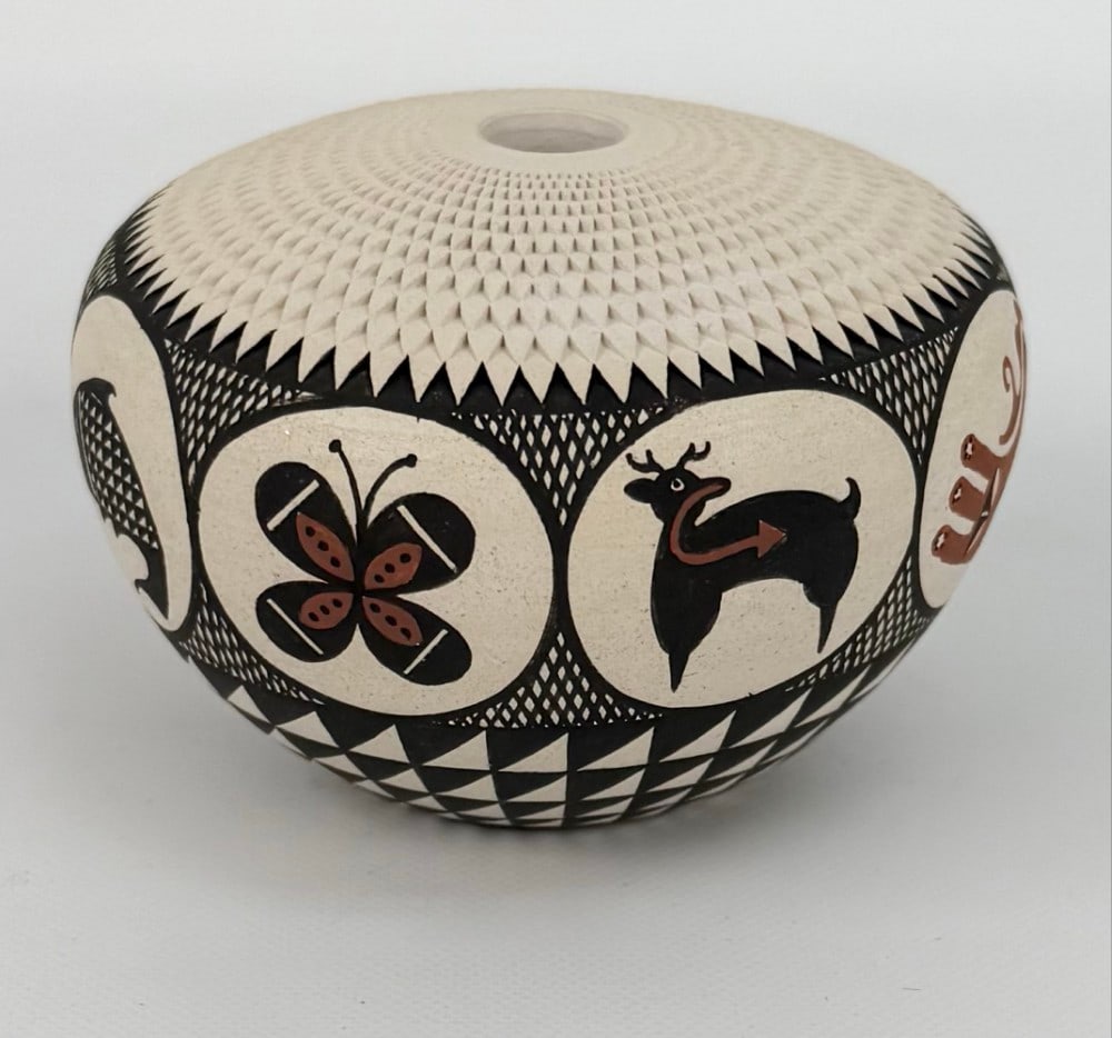 Adrianne Roy-Keene Acoma Pueblo Corrugated Seed Pot With Animals (1 of 7)