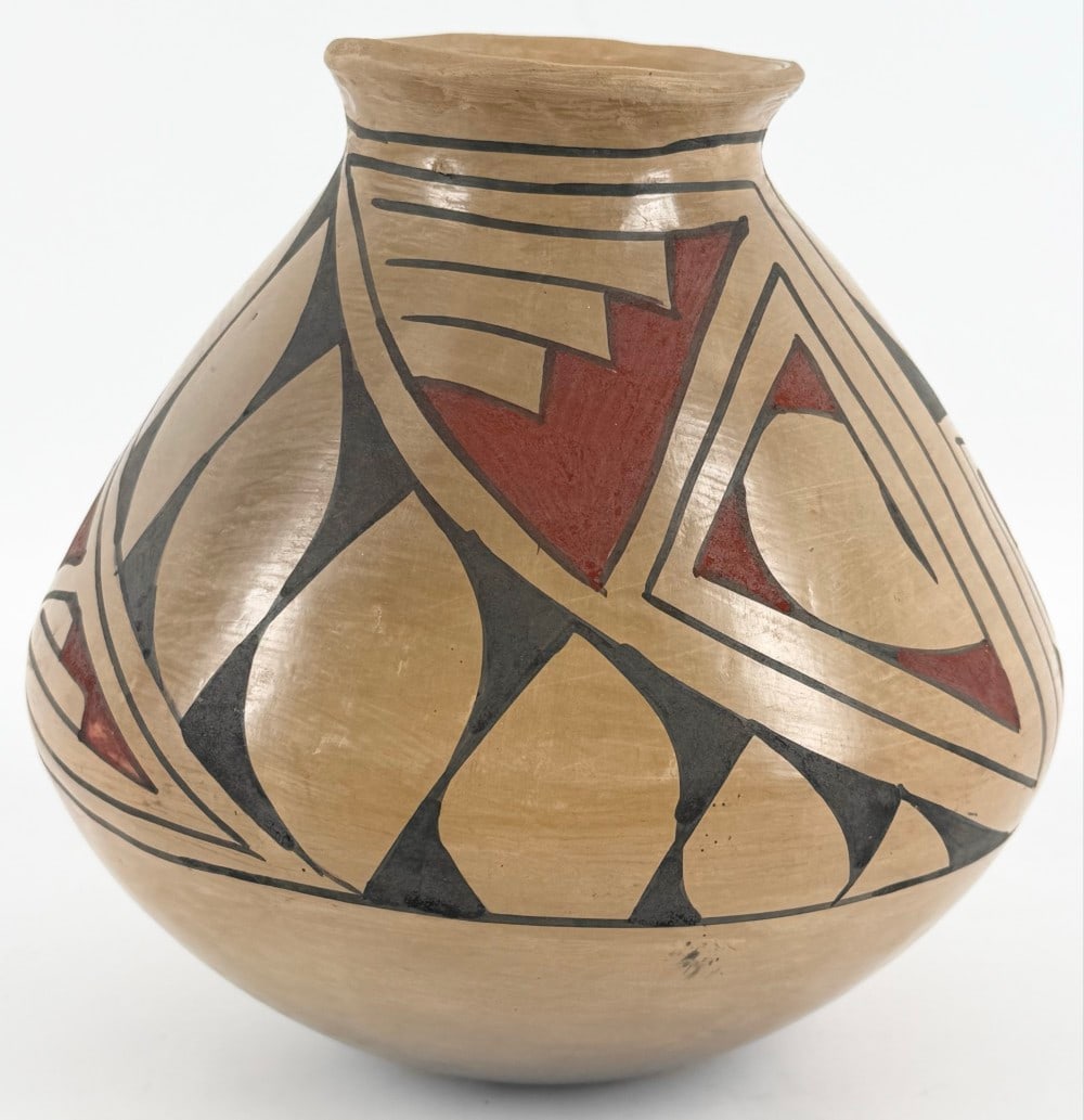 Signed Vintage Mata Ortiz Pottery Vessel (1 of 5)