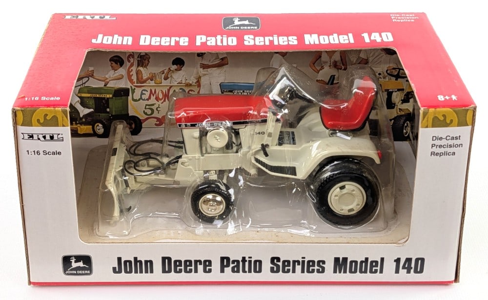 1/16 Ertl John Deere Patio Series Model 140 LGT Patio Red (1 of 7)