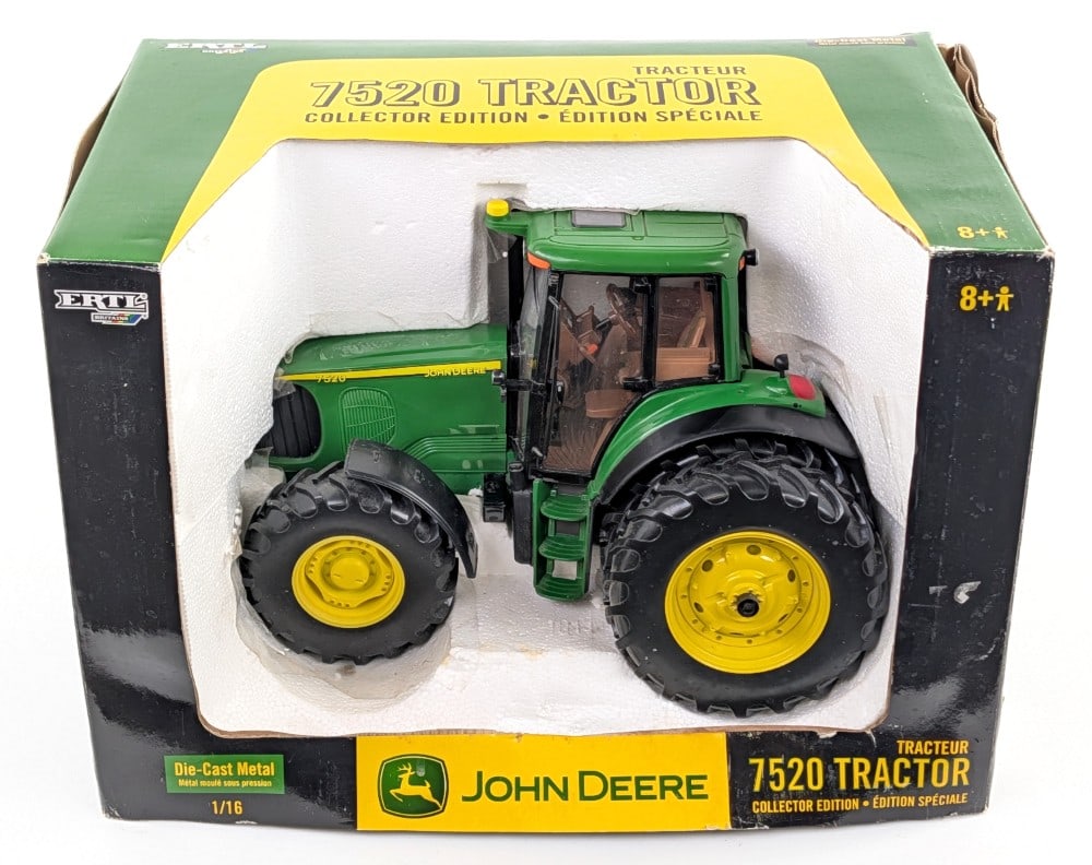 1/16 Ertl John Deere 7520 Tractor: 1/16 Ertl John Deere 7520 Tractor with duals. The tractor has some dust and the box has some moisture damage. Collector's Edition.