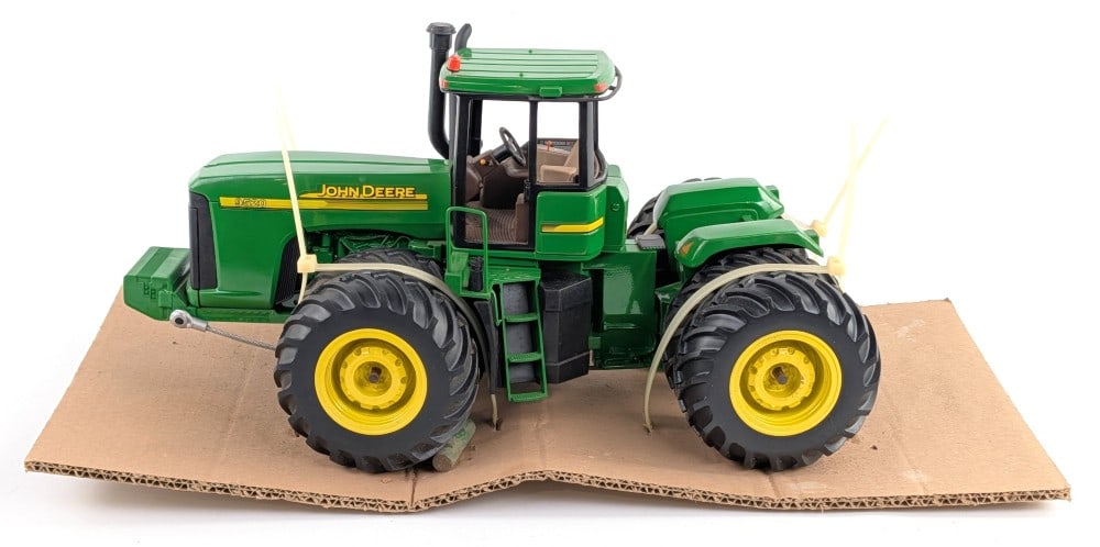 1/16 Precision Engineering John Deere 9520 Tractor: 1/16 Precision Engineering John Deere 9520 4wd tractor. The tractor is in good condition overall with a tiny rub mark on the beacon light and a tiny chip on the seat.