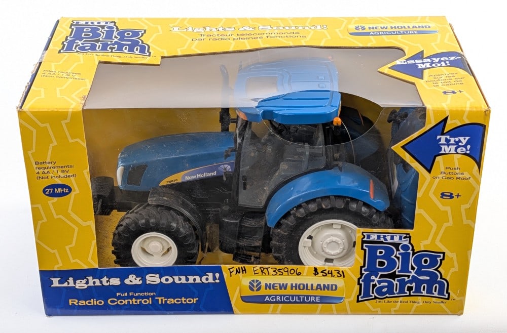 1/16 Ertl Big Farm New Holland T6070 Tractor w/ Lights and Sound: 1/16 Ertl Big Farm New Holland T6070 tractor with lights and sound. The box has never been opened, but the tractor is very dusty / dirty. The cab lights and sound both work.