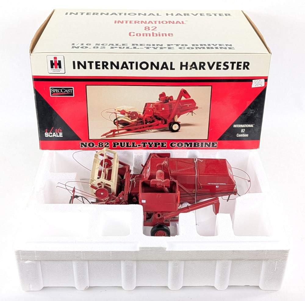 1/16 SpecCast International Harvester No. 82 Pull-Type Combine (1 of 8)