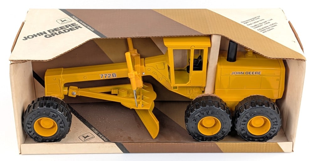 1/16 Ertl John Deere 772B Road Grader: 1/16 Ertl John Deere 772B road grader. Good condition new in the box. The box shows some dust and light staining from storage.