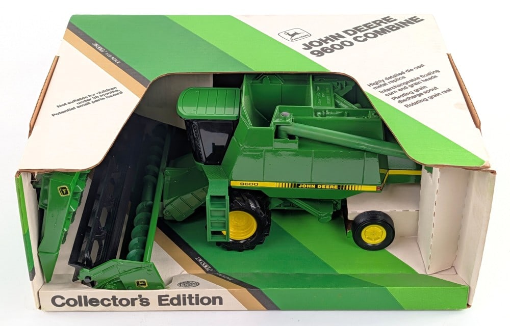 1/28 Ertl John Deere 9600 Combine w/ Both Heads: 1/28 Ertl John Deere 9600 combine with corn and grain head. Good condition new in the box.