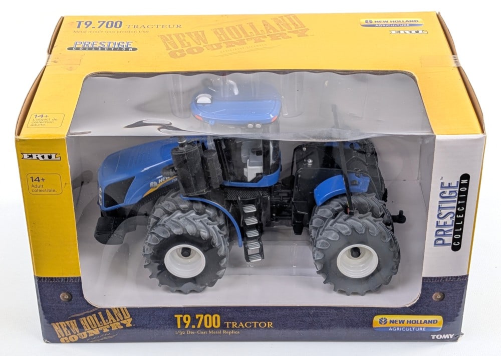 1/32 Ertl New Holland T9.700 4wd Tractor: 1/32 Ertl New Holland T9.700 4wd tractor. Prestige Collection Series. Good condition in the box.