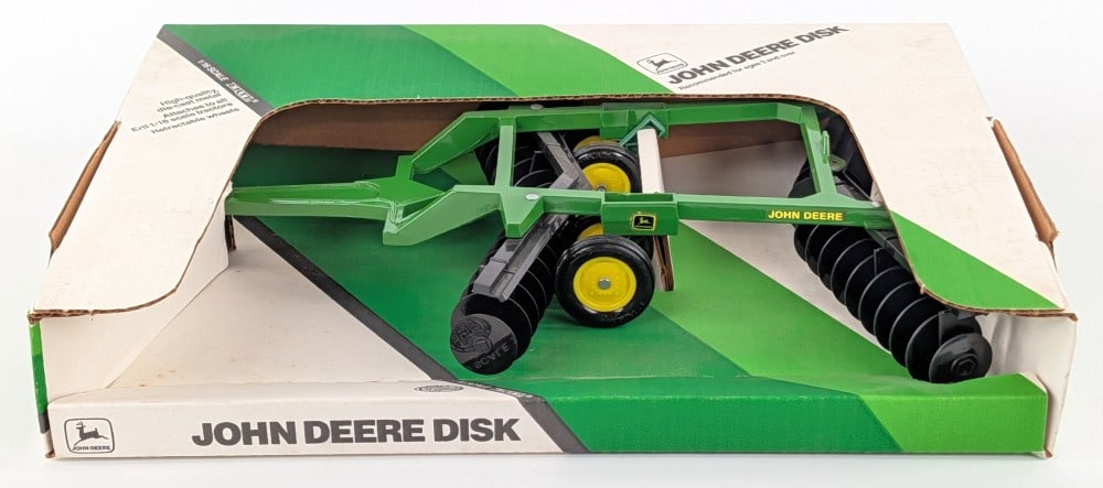 1/16 Ertl John Deere Disk: 1/16 Ertl John Deere disk. Good condition new in the box. The box shows minor wear from storage.