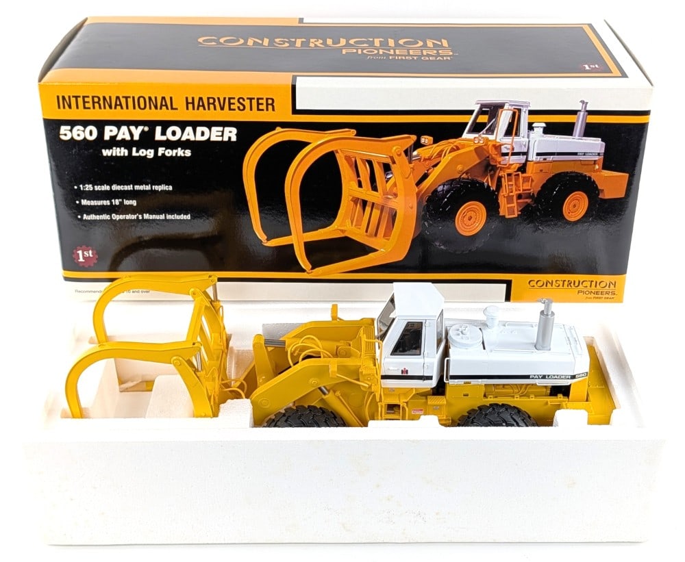 1/25 First Gear International Harvester 560 Pay Loader with Log Forks: 1/25 scale First Gear International Harvester 560 pay loader with log forks. Good condition new in the box and highly detailed.