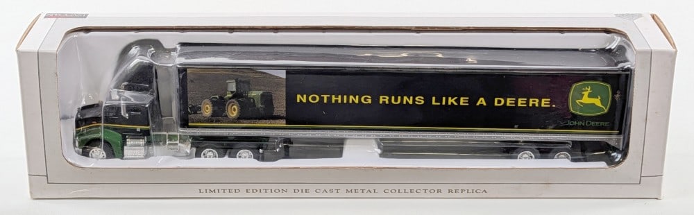 1/64 SpeCcast John Deere Peterbilt 385 with John Deere Trailer (1 of 7)