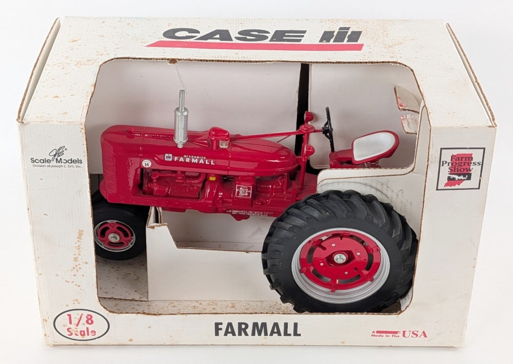 1/8 Scale Models Farmall Super H Narrow Front Tractor: 1/8 Scale Models Farmall Super H narrow front tractor. The frame of the tractor is marked "Max Armstrong Collector Edition 2001 Farm Progress Show". The tractor is in good condition in the box. The bo