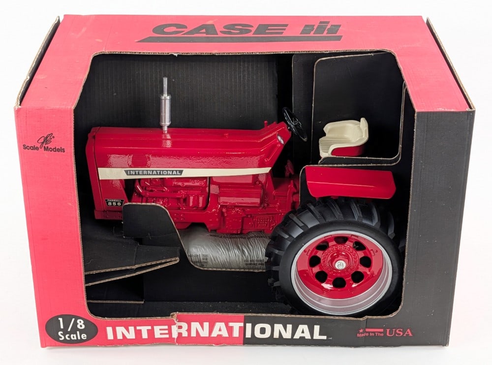 1/8 Scale Models International Farmall 856 Narrow Front Tractor (1 of 8)