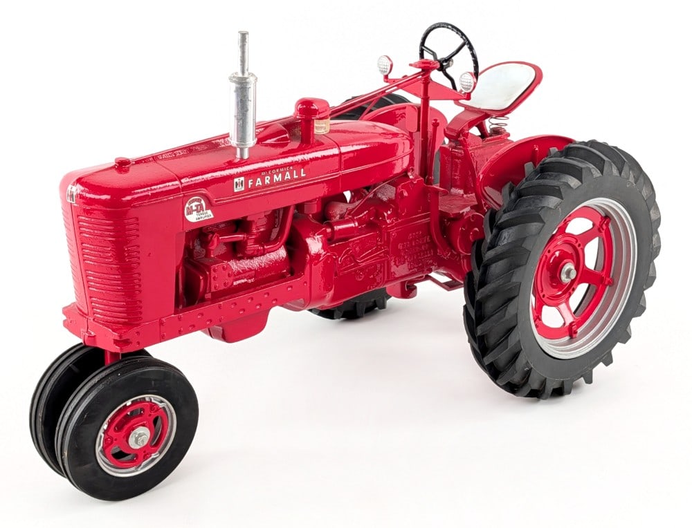 1/8 Scale Models Farmall Super M-TA Narrow Front Tractor: 1/8 Scale Models Farmall Super M-TA narrow front tractor. The tractor is marked 2004 Red Power Round Up on the frame. Good condition with light dust from display.