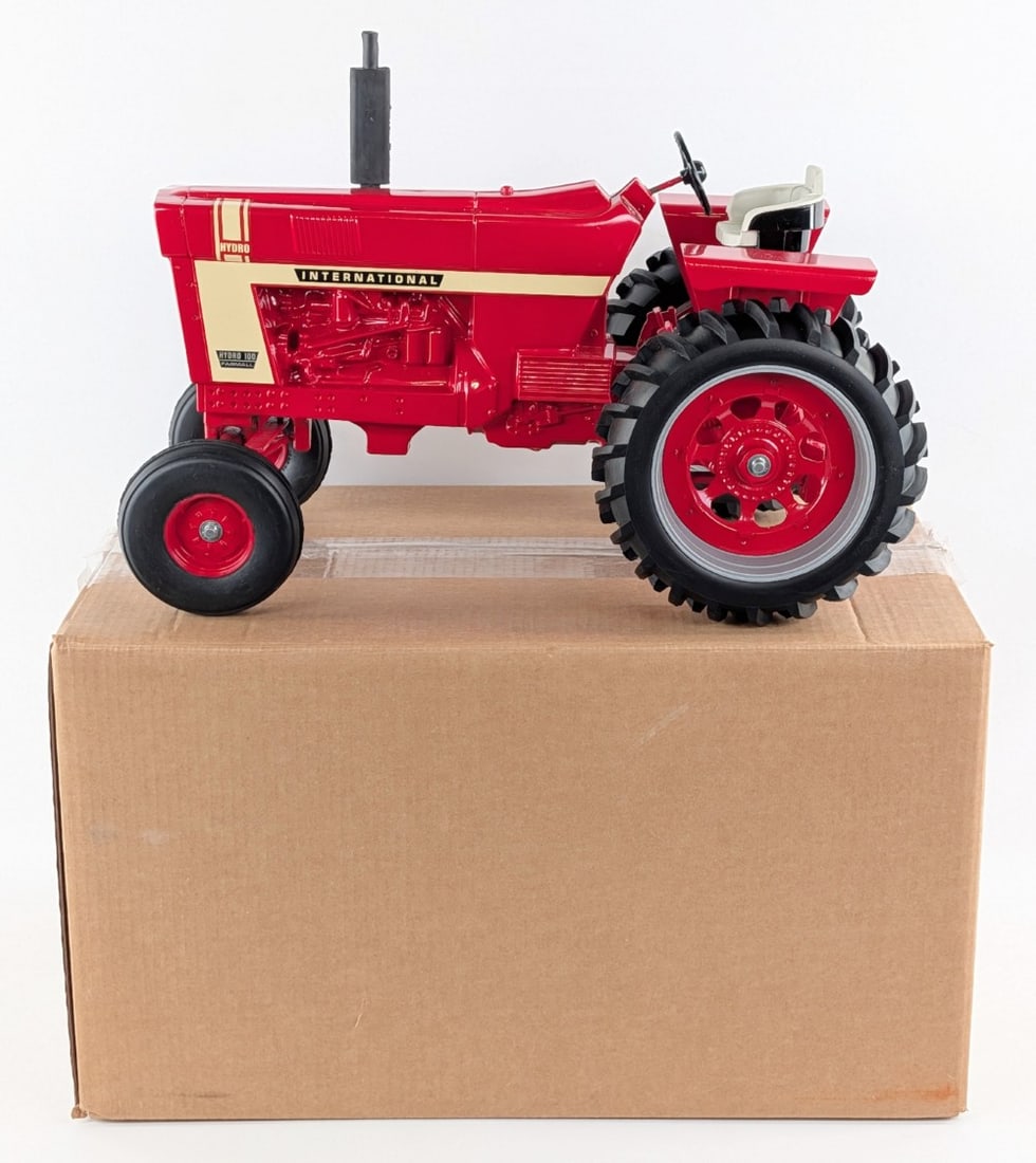 1/8 Scale Models International Hydro 100 Tractor: 1/8 Scale Models International Hydro 100 wide front tractor. The tractor is in good condition in the box.