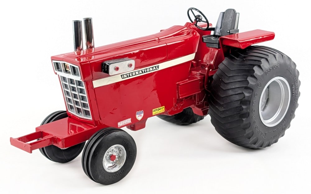 Custom 1/8 International Pulling Tractor: Custom 1/8 International pulling tractor. The tractor has custom chrome exhaust stacks, tires, and decals. Good condition with light wear from display / storage.