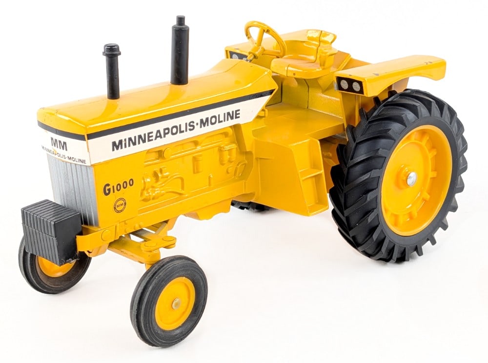 1/16 Ertl Minneapolis-Moline G1000 Tractor (1 of 7)