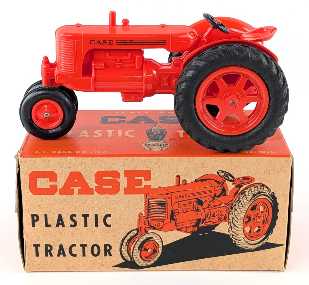 1/16 Monarch Plastics Case SC Tractor w/ Box: Vintage 1/16 Monarch Plastics Case SC tractor with box. The cap on the steering wheel looks like it was possibly repaired. Otherwise the tractor is in good original condition with no visible cracks or