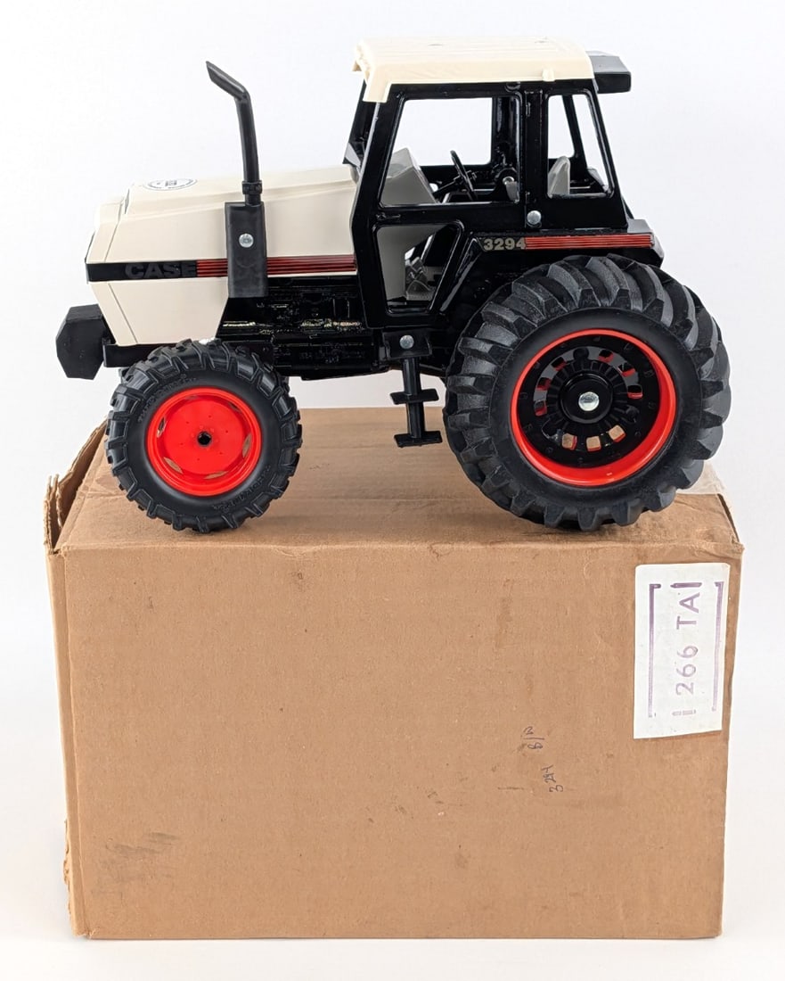 1/16 Ertl Case 3294 Tractor w/ Cab: 1/16 Ertl Case 3294 tractor with cab in original plain brown box. The tractor is marked 1984 J.I. Case Collector Series on the hood. Very good condition overall.