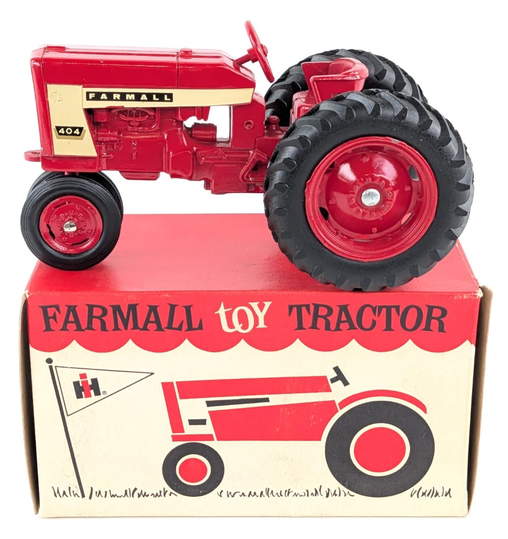 1/16 Ertl Farmall 404 Tractor w/ Circus Box (1 of 10)
