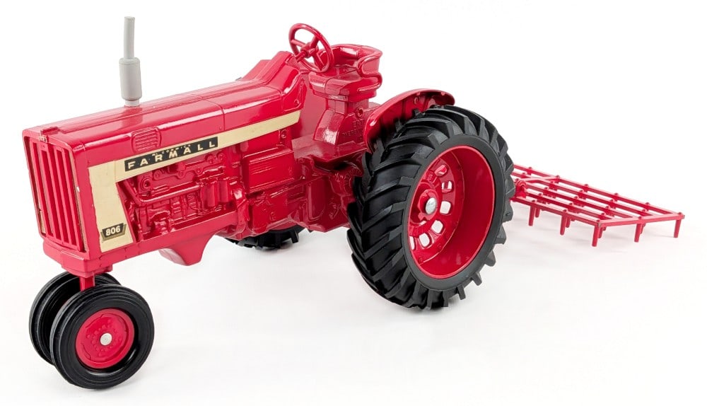 1/16 Ertl Farmall 806 Narrow Front Tractor w/ Drag Harrow: Vintage 1/16 Ertl Farmall 806 narrow front tractor with drag harrow. The tractor has some minor paint loss to the steering wheel. Overall both are in very good original condition.