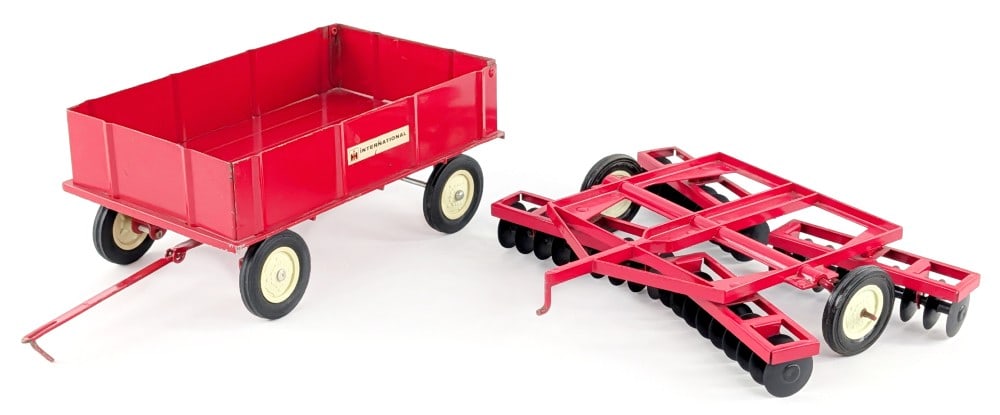 1/16 Ertl Barge Wagon & 4 Gang Disc: Vintage 1/16 Ertl barge wagon and 4-gang disc with plastic white wheels. Both are in very good condition with minimal play wear.