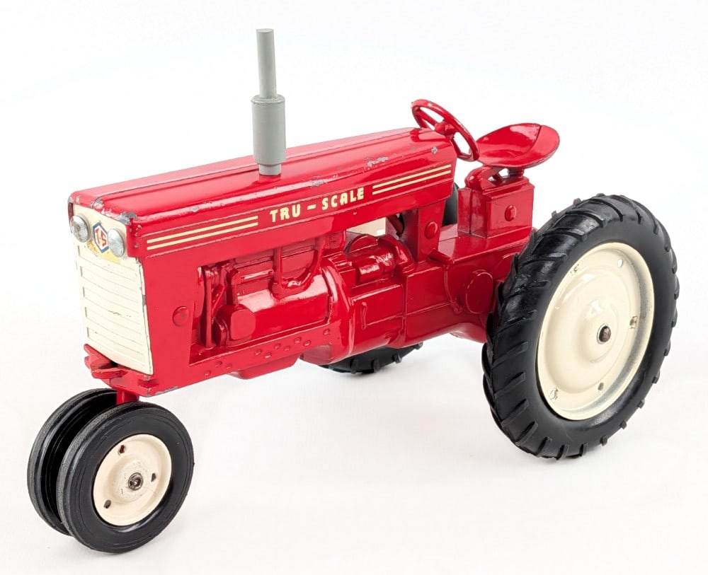 1/16 Tru-Scale 401 Narrow Front Tractor (1 of 7)