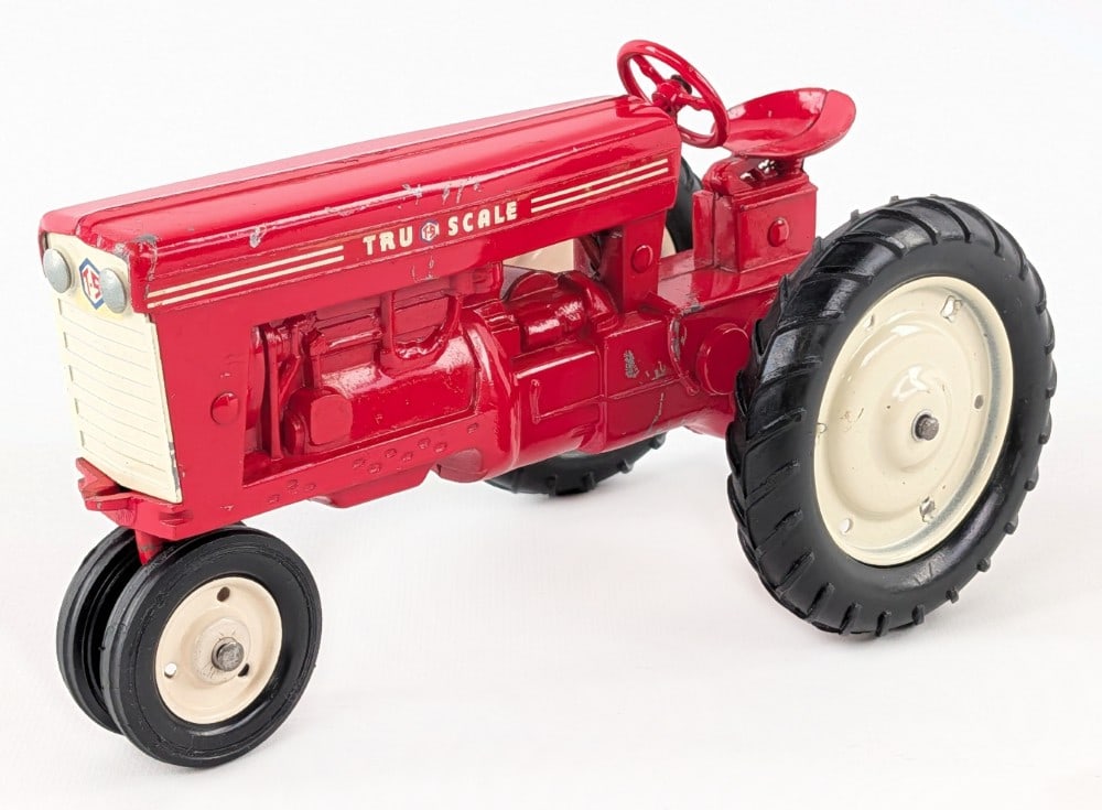1/16 Tru-Scale 401 Narrow Front Tractor w/ No Muffler (1 of 7)