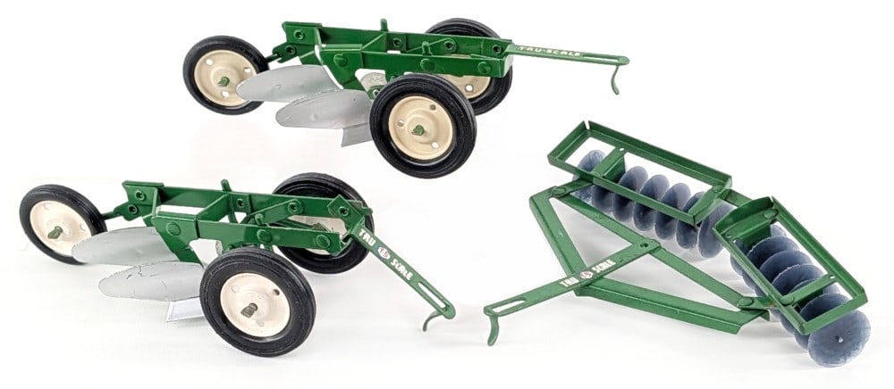 1/16 Tru-Scale Green 2-Bottom Plows & Drag Disc (1 of 13)