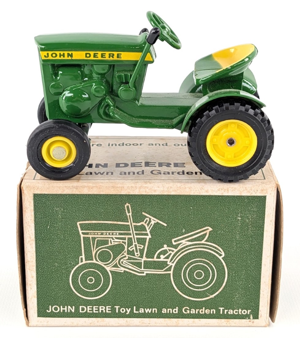1/16 Ertl John Deere 110 Lawn and Garden Tractor w/ Box (No 110 Decal)) (1 of 8)