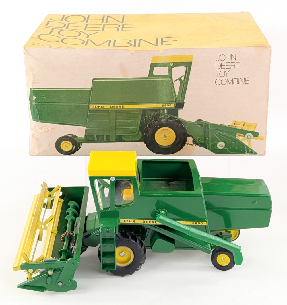 1/16 Ertl John Deere 6600 Combine w/ Metal Reel In Ice Cream Box: Vintage 1/16 Ertl John Deere 6600 combine with metal reel in the original ice cream box. The combine is in very good condition and almost appears unplayed with. The box is complete with all the flaps