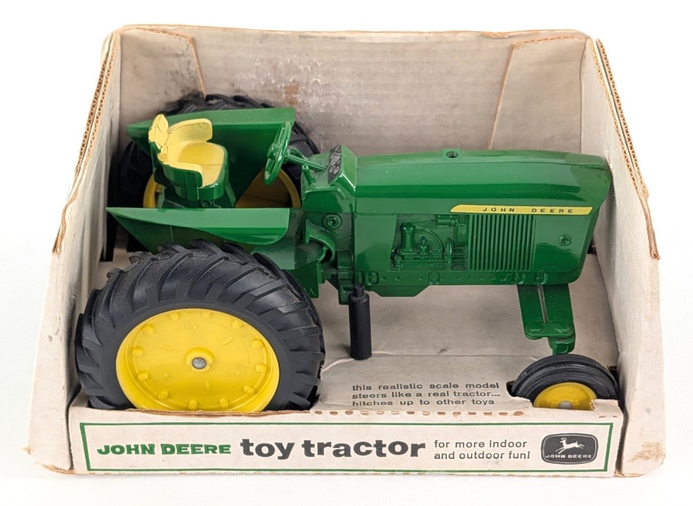 1/16 Ertl John Deere 4020 Wide Front Tractor in Bubble Box: Vintage 1/16 Ertl John Deere 4020 wide front tractor in the open style bubble box. The tractor is in very good condition. The box is straight and has very good color. The box does have some rub marks