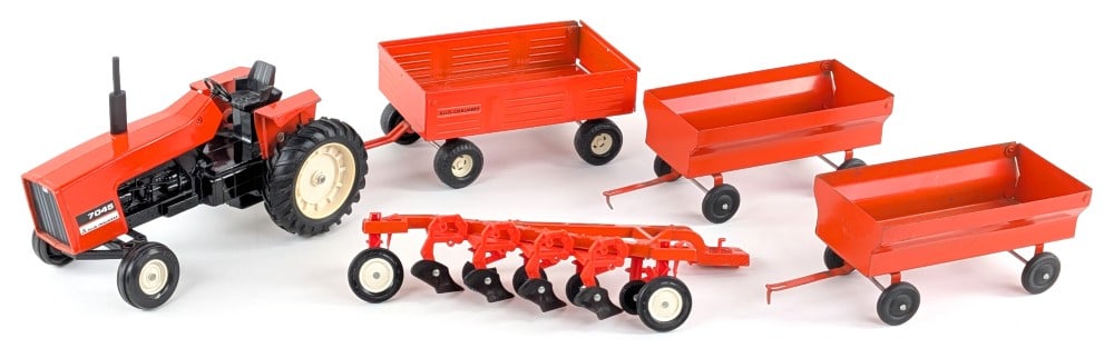 1/16 Ertl Allis-Chalmers 7045 Tractor Farm Set & Barge Wagons: Vintage 1/16 Ertl Allis-Chalmers 7045 tractor set with two barge wagons. The tractor, wagons, and plow are all in good condition with some paint loss and light play wear.