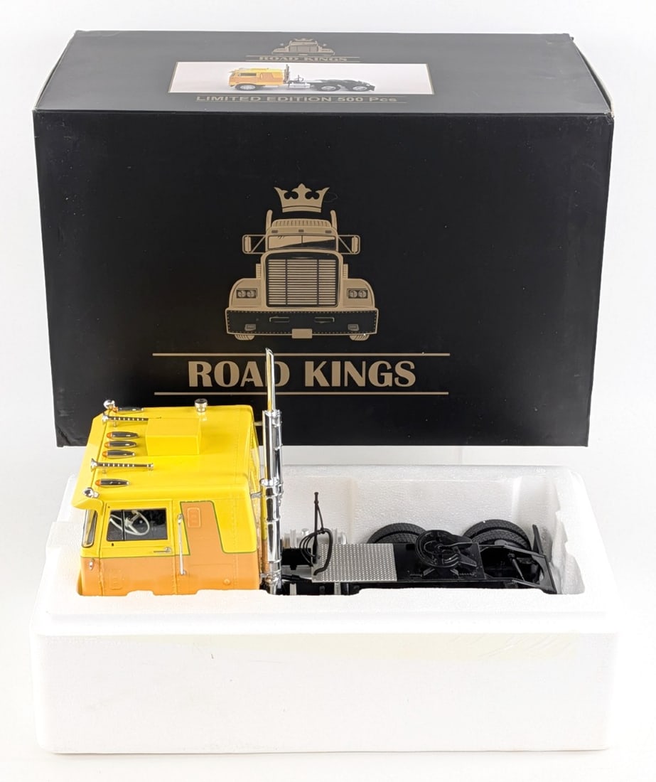 1/18 ACME Co. Peterbilt 352 Pacemaker Cabover Truck: 1/18 ACME Co. Peterbilt 352 Pacemaker cabover semi truck. The truck has dust and light wear from storage / display. A nice highly detailed replica.