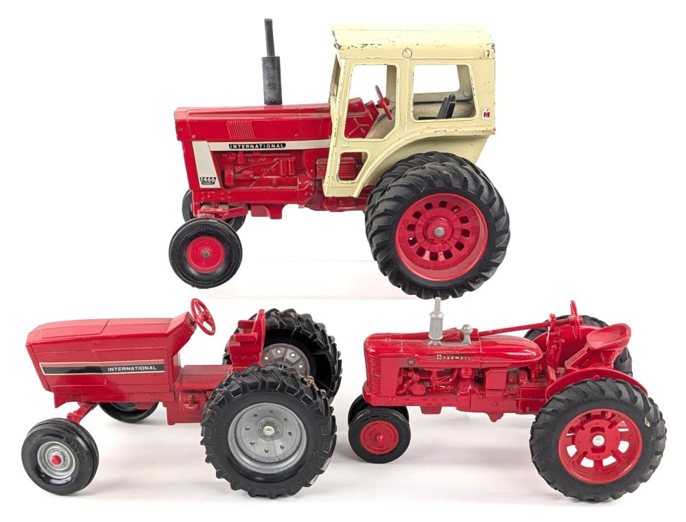 1/16 Ertl International 1466 Tractor w/ Cab, Farmall H NF Tractor, and International Wide Front: 1/16 Ertl International 1466 Tractor with duals and cab, Farmall H narrow front tractor, and International wide front tractor. The International 1466 tractor has paint loss and the cab is loose. The o