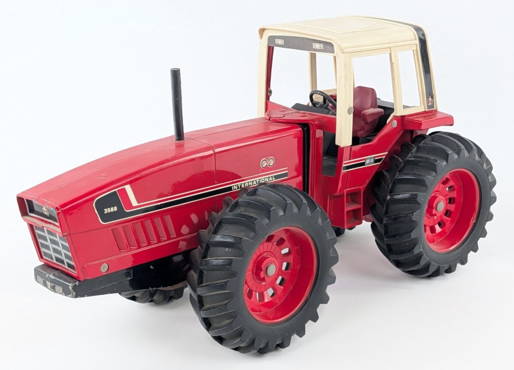1/16 Ertl International 3588 2+2 Tractor: 1/16 Ertl International 3588 2+2 tractor. The tractor has some paint chips and light play wear.