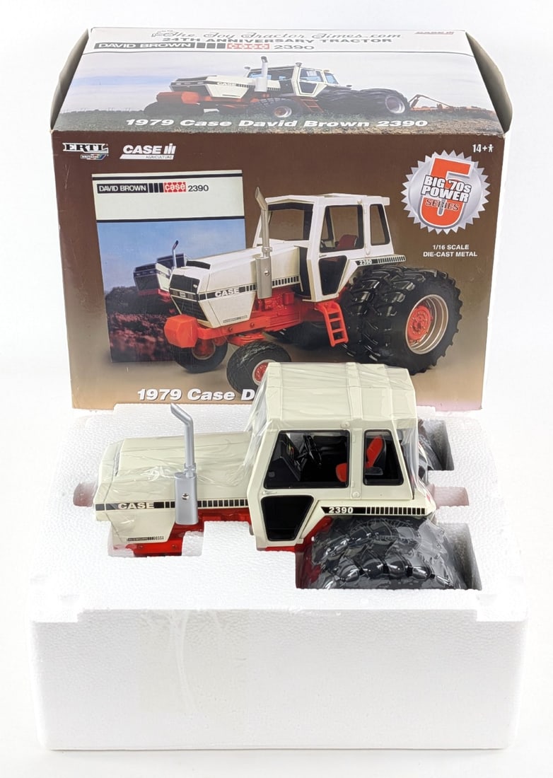 1/16 Ertl 1979 Case David Brown 2390 Tractor: 1/16 Ertl 1979 Case David Brown 2390 tractor with duals and cab. The tractor is in good condition new in the box. 24th anniversary of the toy tractor times edition.