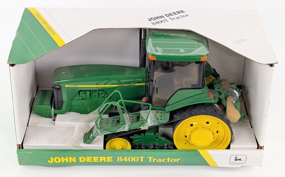 1/16 Ertl John Deere 8400T Tractor: 1/16 Ertl John Deere 8400T tractor. Collector's Edition in the box. The tractor has some dust from storage / display.