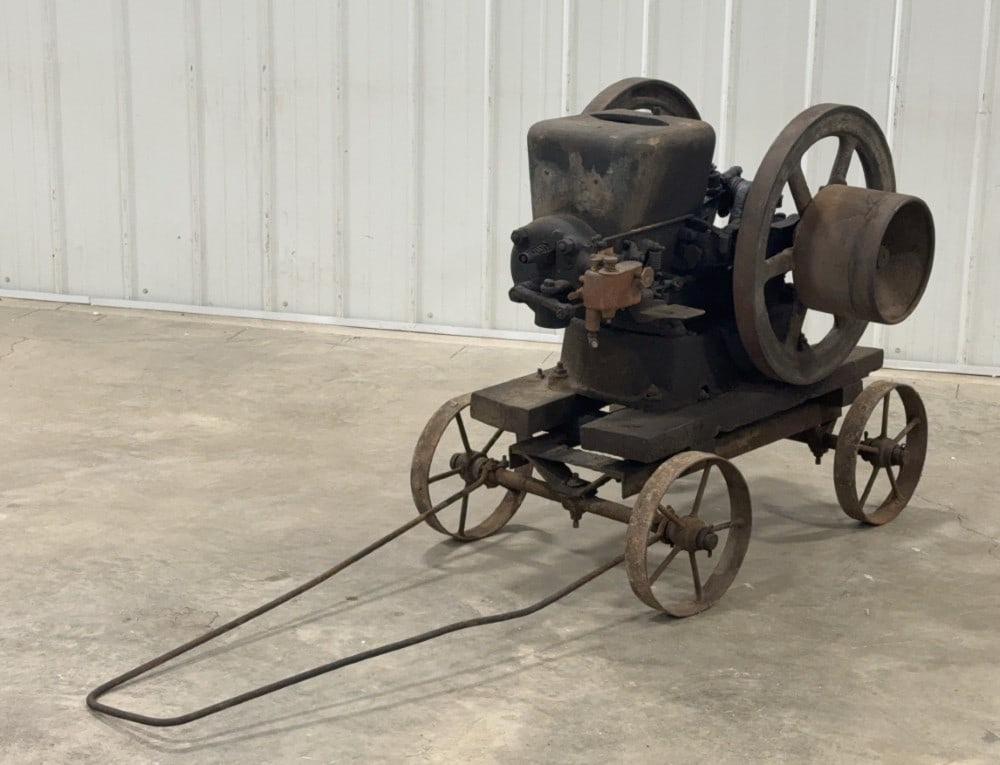 1924 Fairbanks Morse Gas Engine: Sells with no Reserve! All original Magneto missing Engine is loose