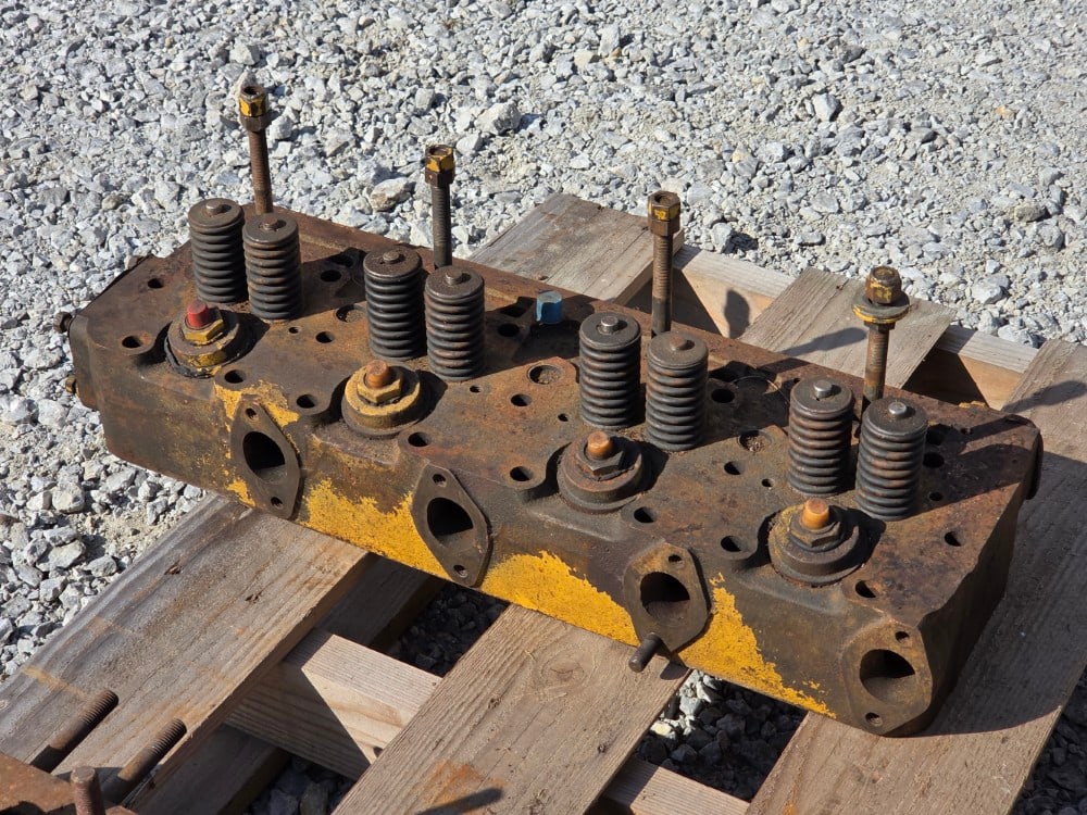 Caterpillar D2 Head: Caterpillar D2 Head