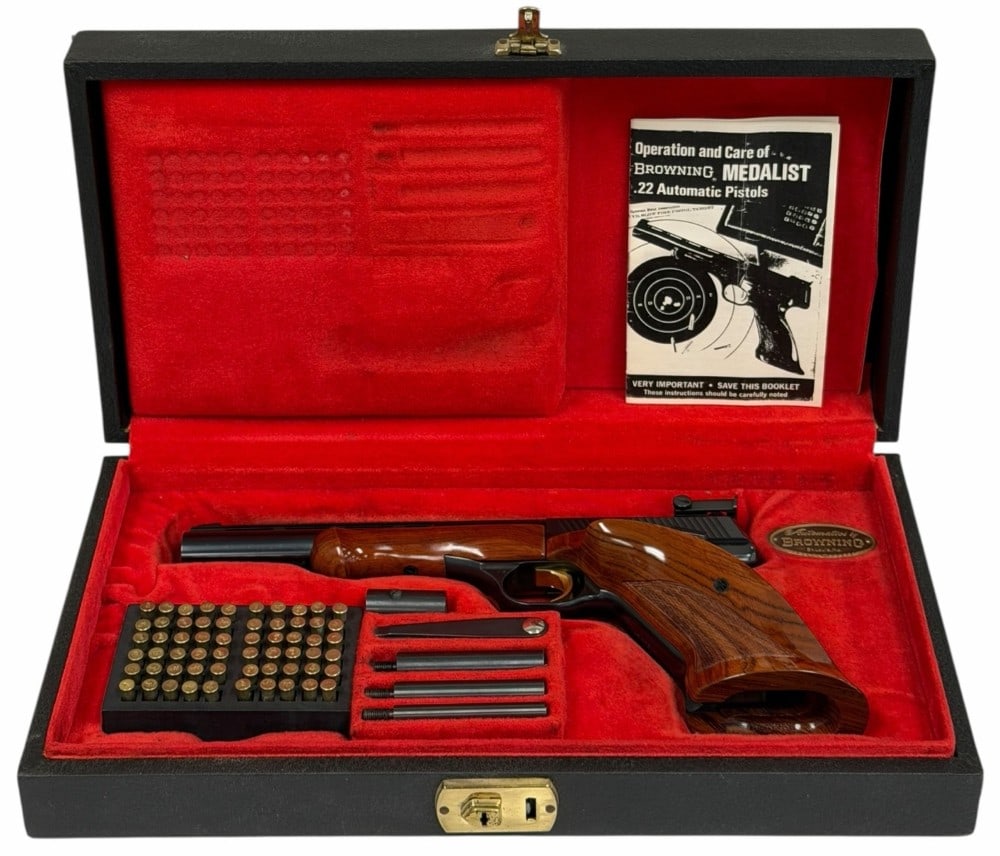 Browning Medalist .22 LR Semi Automatic Target Pistol in Case: Browning Medalist .22 LR Semi Automatic Target Pistol in Case. ?Belgium Browning Medalist .22 LR Semi-Automatic Pistol in Case.? The Browning Medalist is in very nice to like new condition.? The vente